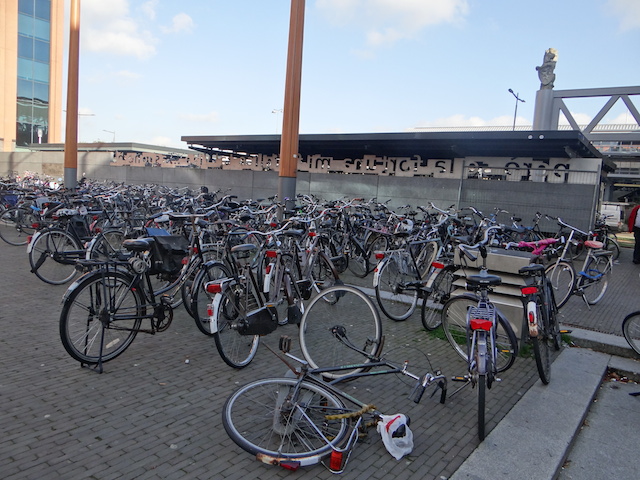 fietsenstallingachterstation.JPG title = 